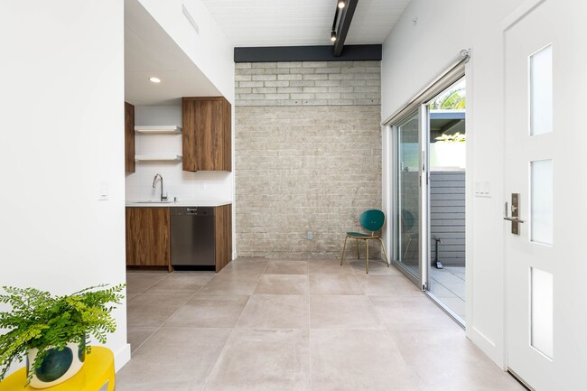 Building Photo - Gorgeous 2 bedroom 2 bath twin home just b...