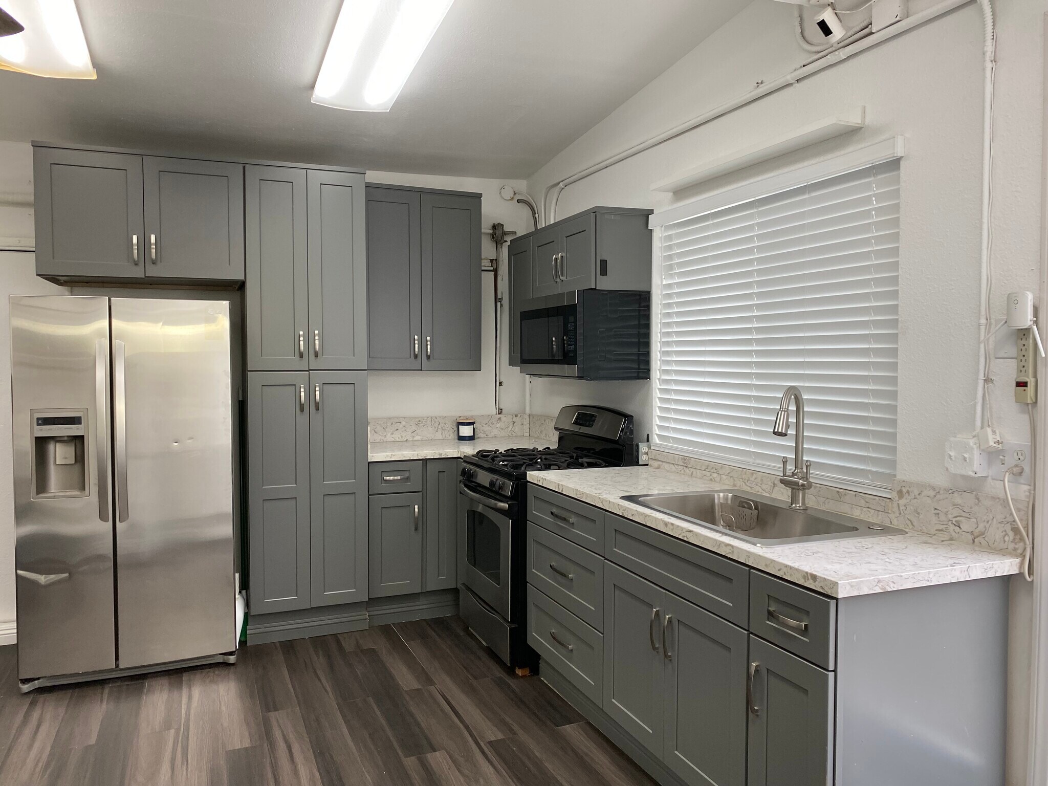 Building Photo - 725 W Sunkist St