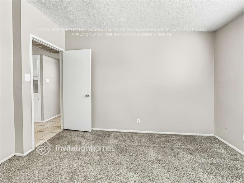 Building Photo - 8831 N 37th Dr