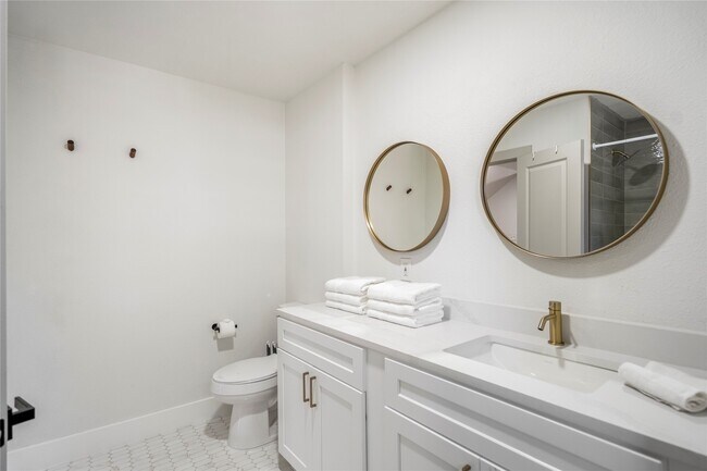 Building Photo - 5614 Oakhaven Ln