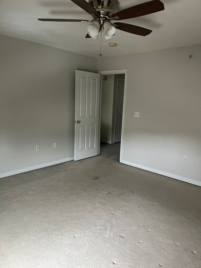 Building Photo - Large 2 BR w/ 1 Full and 2 Half Baths in Rockland