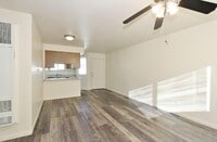 Building Photo - 525 N Moffatt Ave