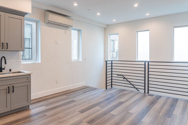 Building Photo - Beautiful Spacious Modern 3 Bedroom Townhome Available Now! - ONE MONTH FREE