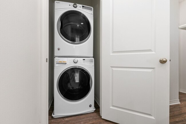 Building Photo - Available now! Beautiful 2 bedroom 2.5 bat...