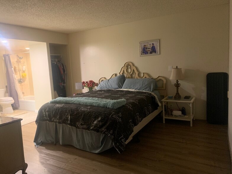 Master with Cal King - 1860 Ala Moana Blvd