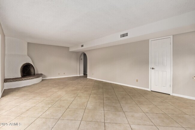 Building Photo - 4912 E Ludlow Dr