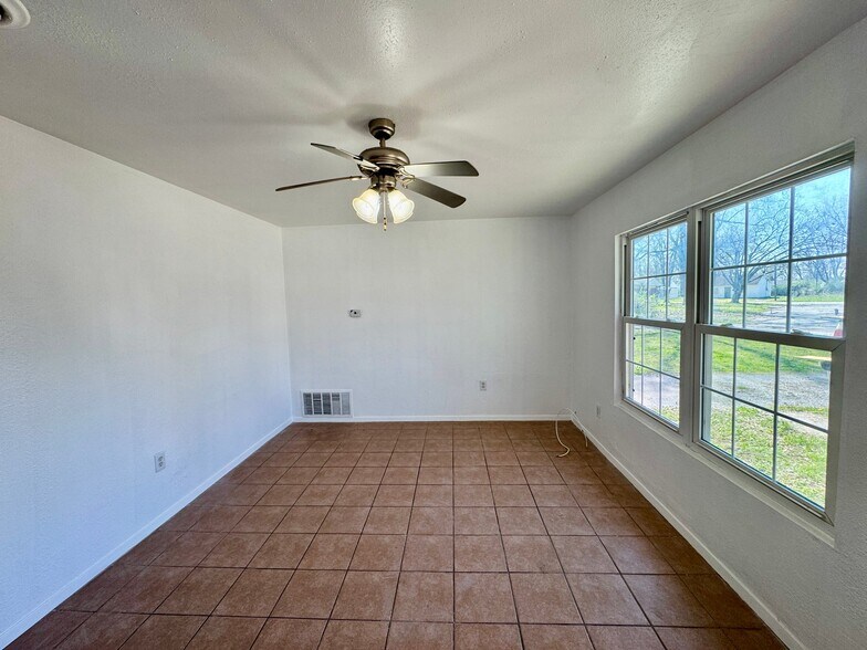 Building Photo - 8 Louise Ln