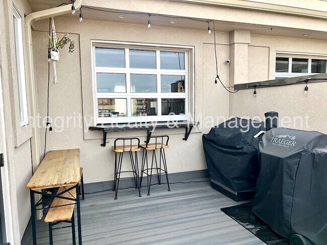 Building Photo - 4 Bed/4 Bath, 2,553 Sqft -1259 N Washingto...