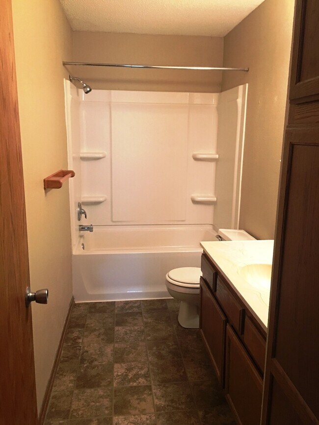 Building Photo - 3BR, 1. 3/4 BA Single Family Home