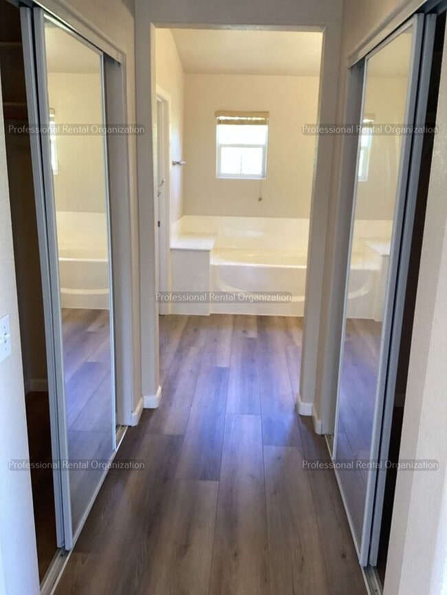 Building Photo - Large family home in desirable area