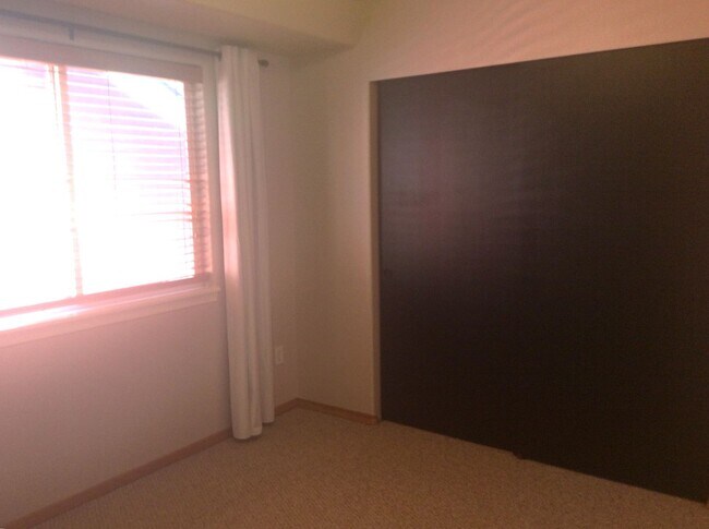 Building Photo - Charming 3 Bedroom Home - Available Now! Seatac area