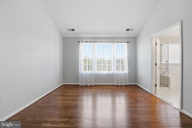 Building Photo - 915 Buttonwood Terrace NE