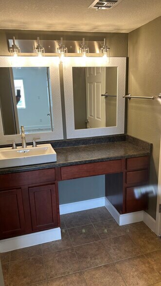 Master 2 is also on suite. Large bathroom - 3825 E Camelback Rd