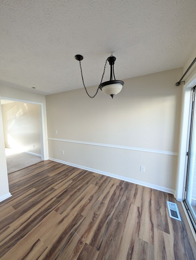 Building Photo - Great Location Swannanoa Townhome