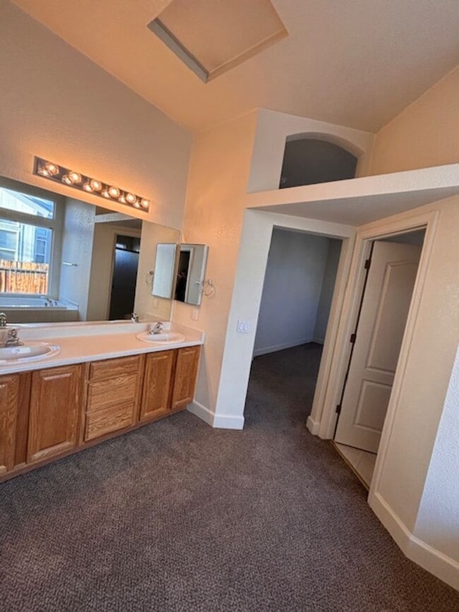 Building Photo - 719 Red Jacket Dr