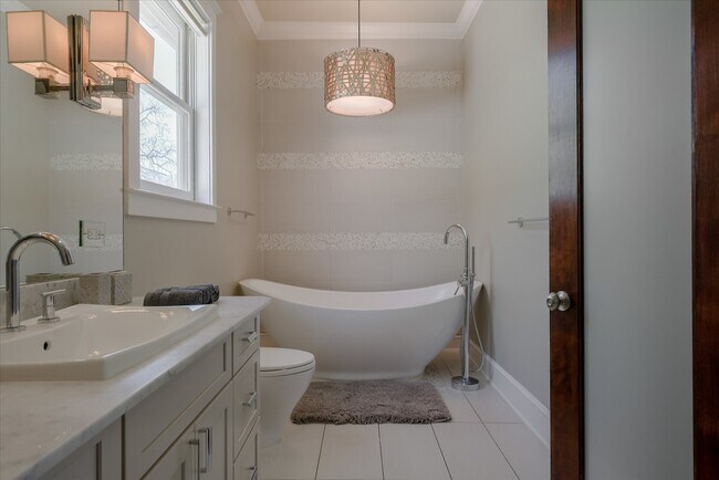 Building Photo - 2618 Thomas Ave