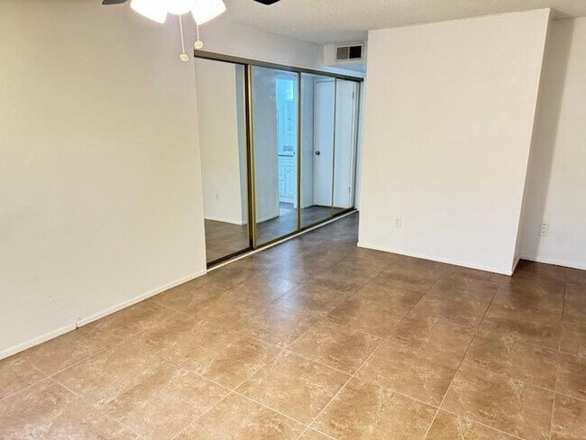 Building Photo - 5126 E Monte Vista Rd