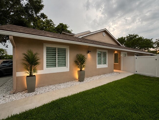 Building Photo - 4929 W Lakes Dr