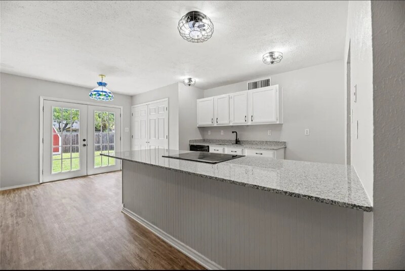 Building Photo - 510 Woodcrest Way