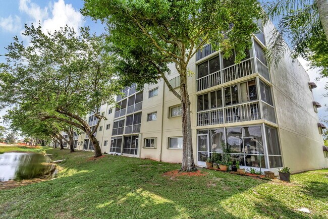 Building Photo - 4735 Lucerne Lakes Blvd