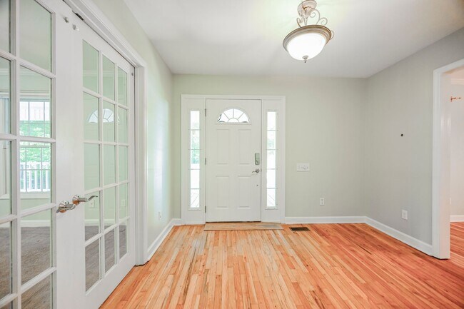 Building Photo - 237 Riverbend Rd