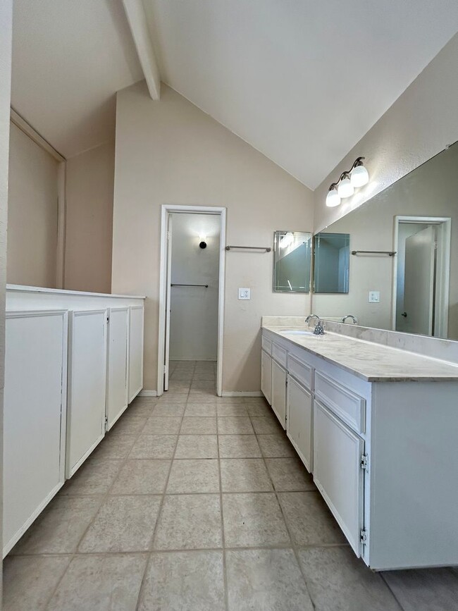 Building Photo - 1 Bed, 1 Bath Loft Condo in La Mesa!