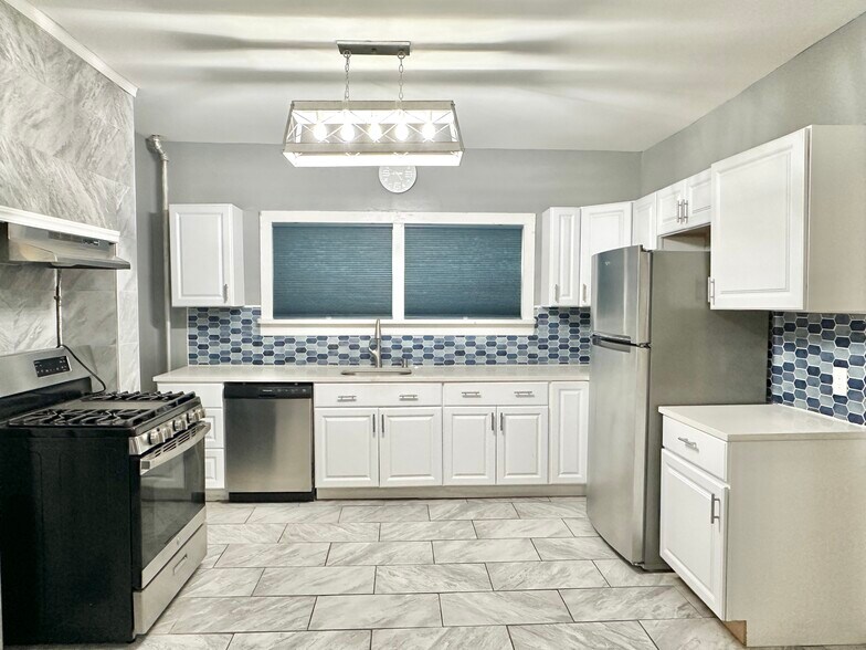 Building Photo - 519 S River St