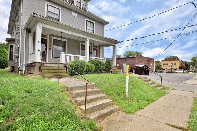 Building Photo - Large 5 Bedroom North Campus Townhouse - 1st house from High Street