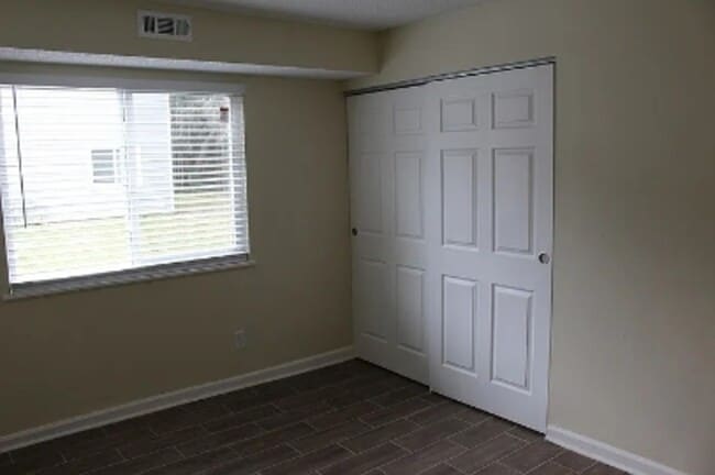 Building Photo - 106 E Rhodes Dr