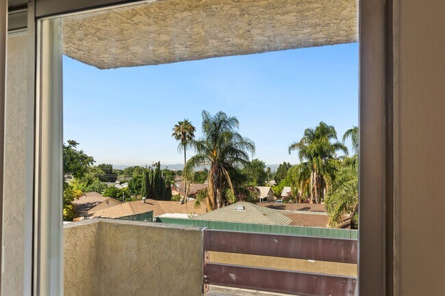 Building Photo - Updated 1BD/1BA Apartment in well maintain...
