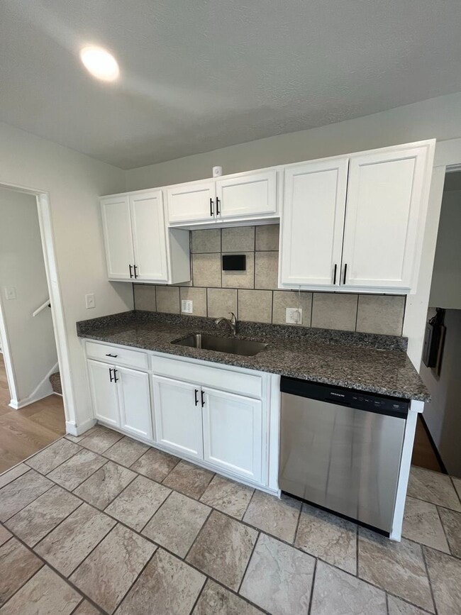 Building Photo - Charming 3 Bedroom Home with Finished Base...