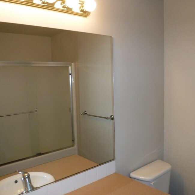 Building Photo - 2 Bed/2.5 Bath Unit Convenient to Old Mill...