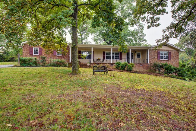 Primary Photo - 1002 Rivermont Pl