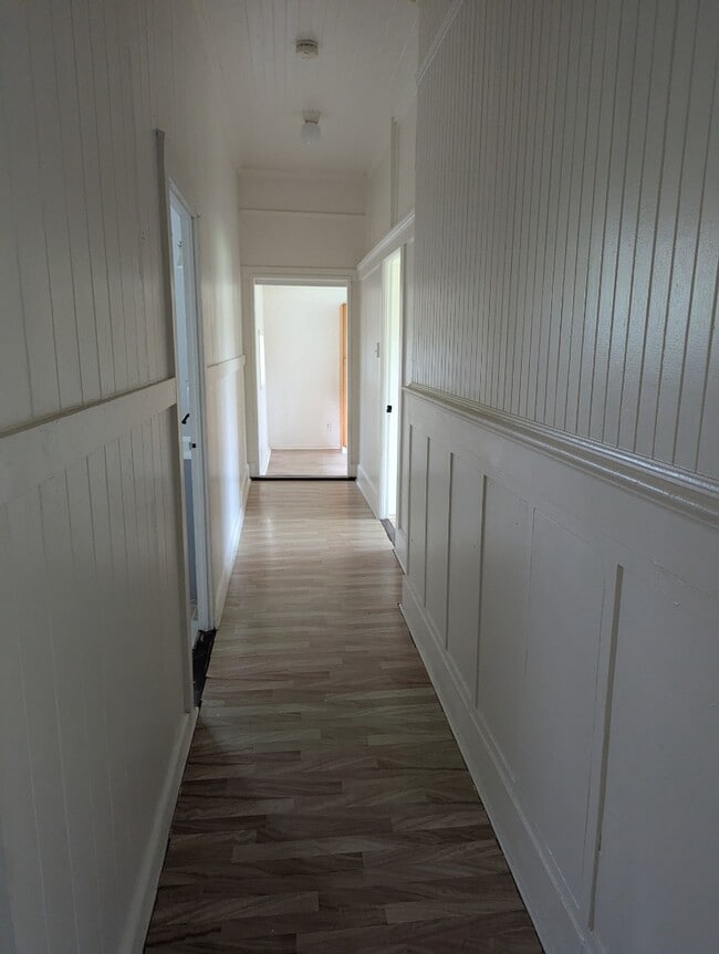 Building Photo - 2 Bed 1 Bath Apartment with one parking.  Tenant pay all utilities.