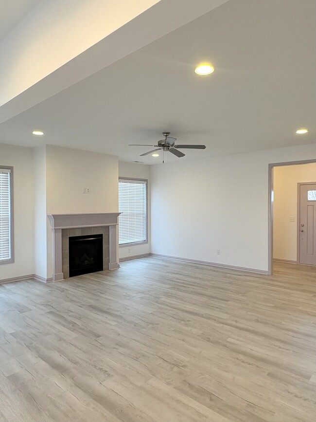 Building Photo - 839 Sweet Bay Ave