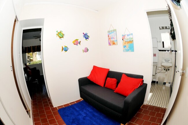 Building Photo - 512 University Blvd