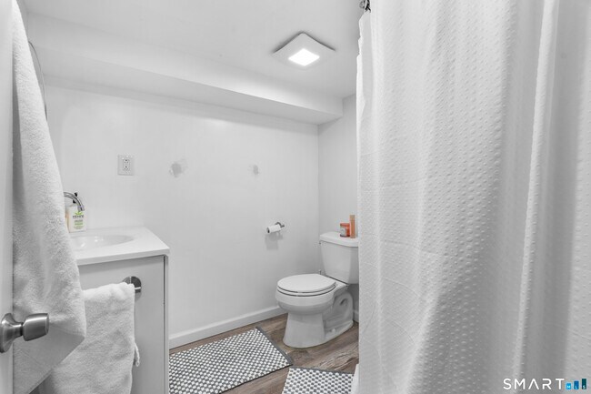 Building Photo - 5 Clover Hill Ave