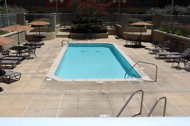 Building Photo - Spacious Downtown Condo