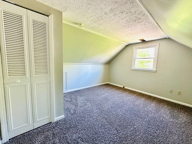 Building Photo - Charming 4 Bedroom by Churchill Downs