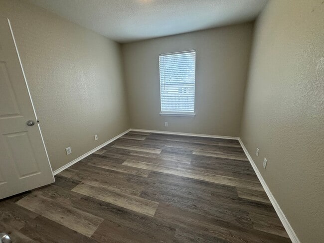 Building Photo - COMFORTABLE HOME | SINGLE STORY  |  CLOSE TO HWY 151 & 410 | SHOPPING & RESTAURANTS