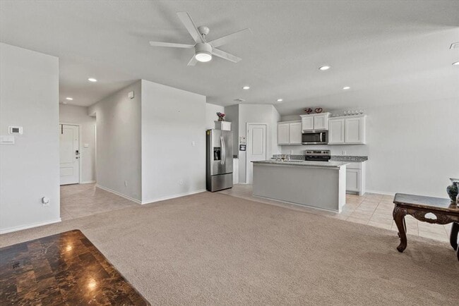 Building Photo - Move-In Ready 3BR/2BA Home with Garage & Private Fenced Yard!