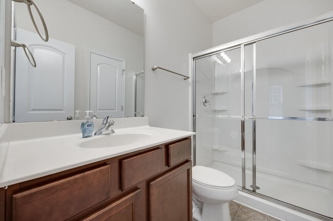 Building Photo - Beautifully maintained 3-bedroom, 3 bath e...