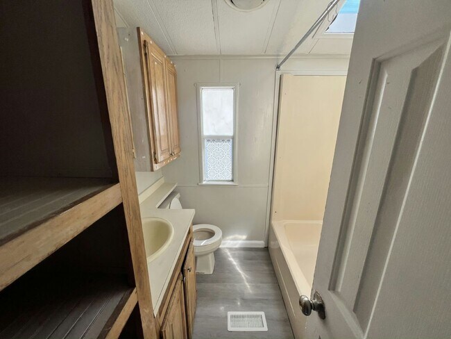 Building Photo - 1124 Chicago Bulls St