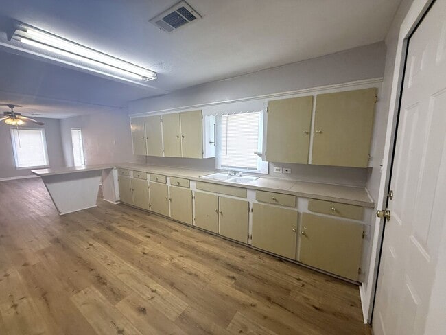 Building Photo - Cozy 2-Bed, 1-Bath Home with a large backyard!!