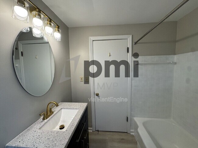 Building Photo - 2135 Ridgeview Rd