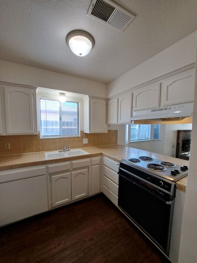 Building Photo - Central Unified District 3-bedroom 2-bathr...