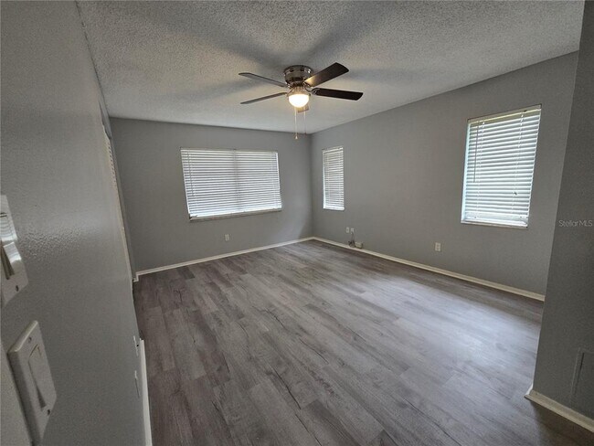 Building Photo - 7056 W Country Club Dr N