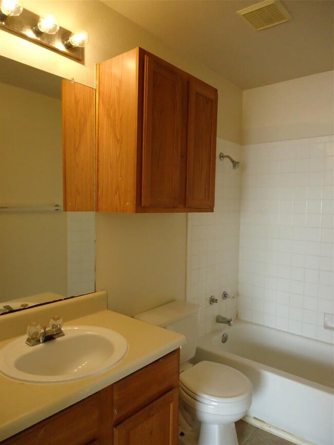 Building Photo - 2847 Southampton Way