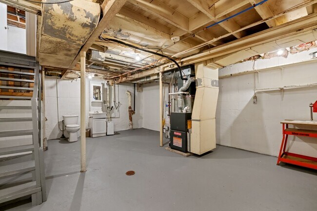 Building Photo - Stunning 3 bedroom home in McKees Rocks available now!