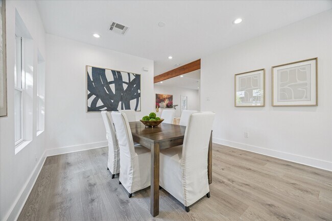 Building Photo - 515 E 9th St